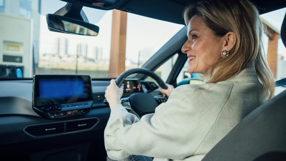 woman taking defensive driving approved class in texas